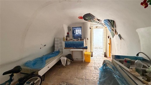 Casa Indipendente Su 3 Livelli Oltre Locale Al Piano Terra e Cantina.